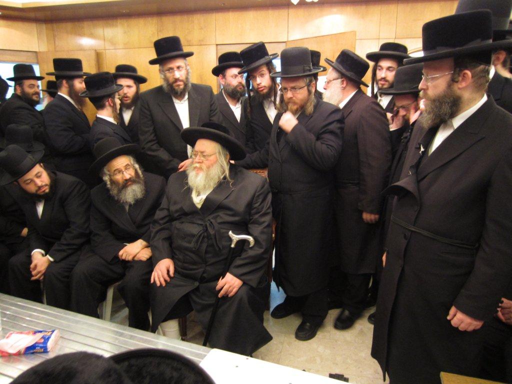 צפו בגלריה: אלפים נוהרים לנחם בחצר נדבורנה