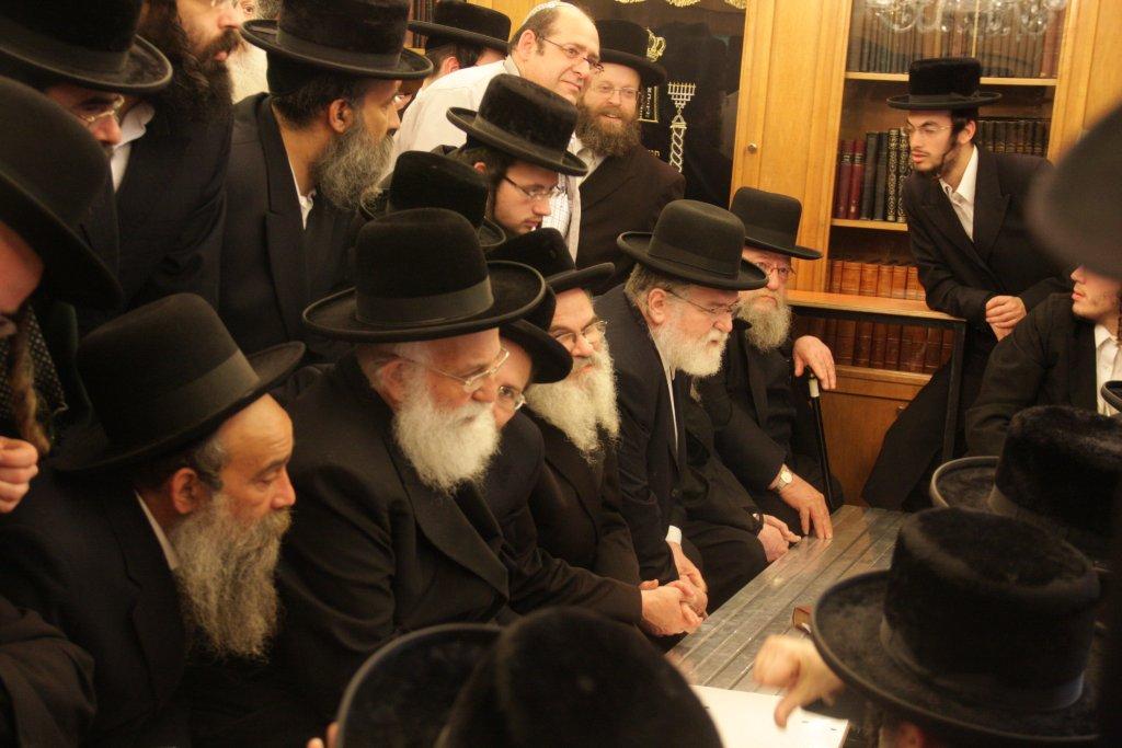 צפו בגלריה: אלפים נוהרים לנחם בחצר נדבורנה