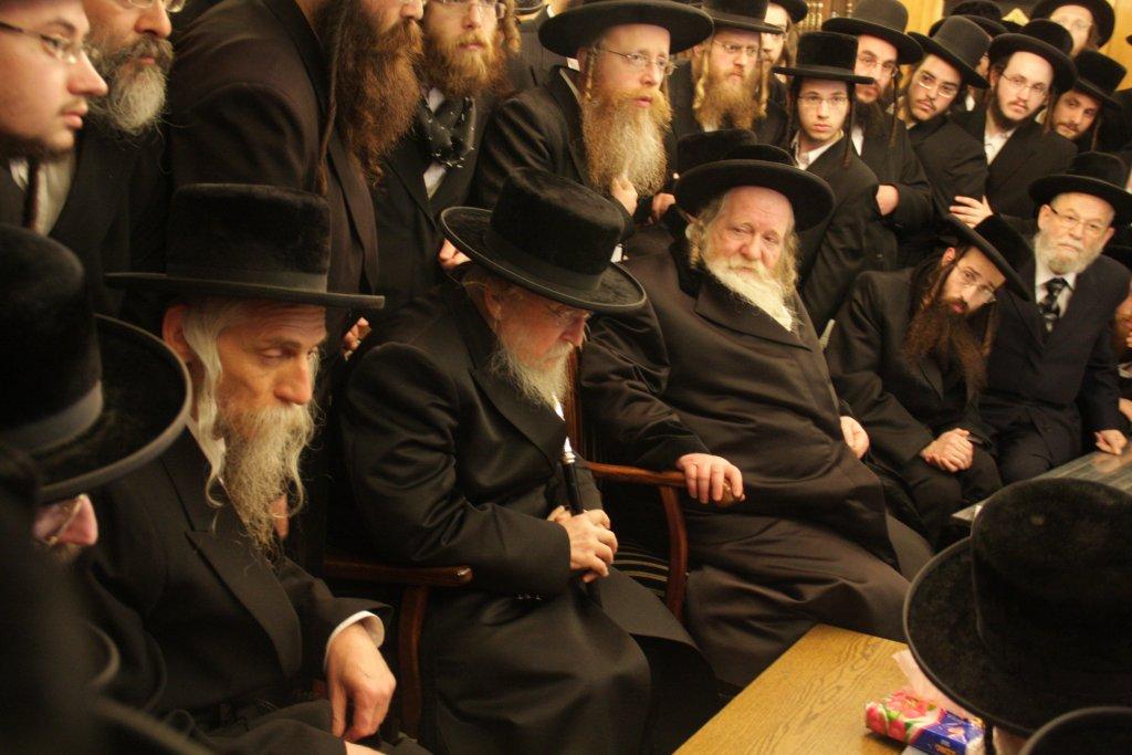 צפו בגלריה: אלפים נוהרים לנחם בחצר נדבורנה