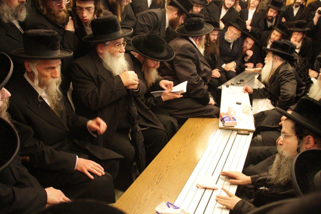 צפו בגלריה: אלפים נוהרים לנחם בחצר נדבורנה