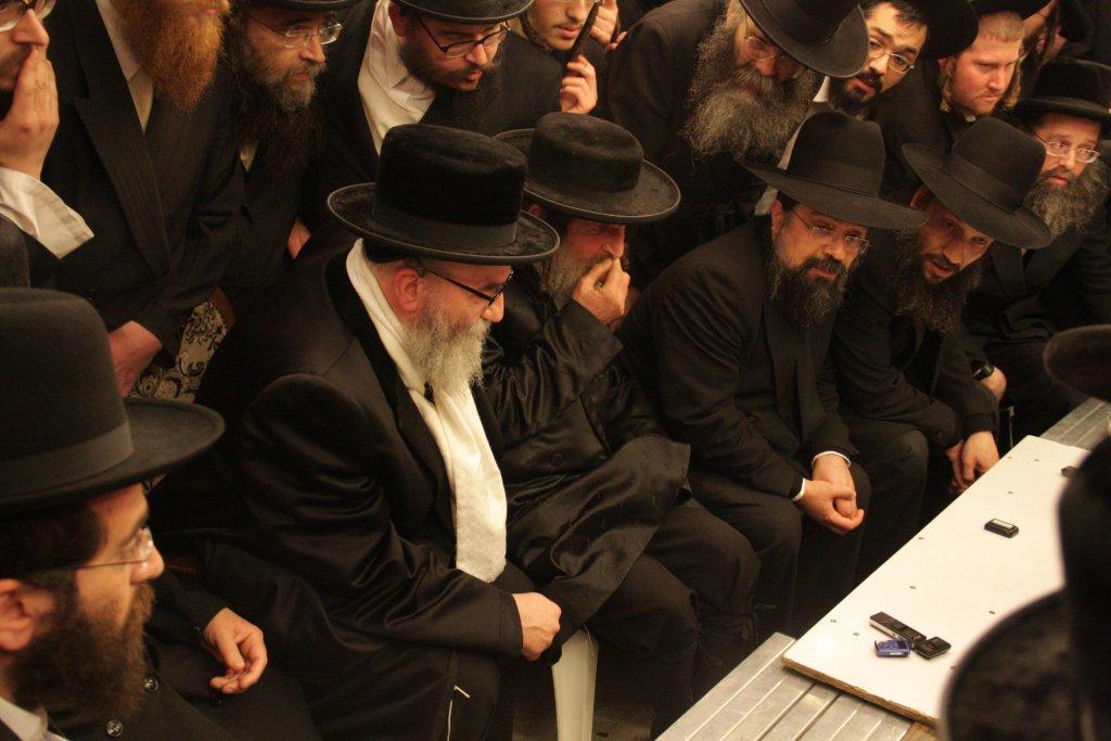 צפו בגלריה: אלפים נוהרים לנחם בחצר נדבורנה