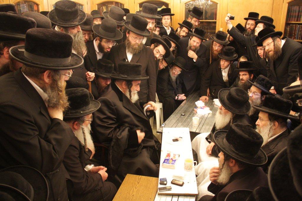 צפו בגלריה: אלפים נוהרים לנחם בחצר נדבורנה