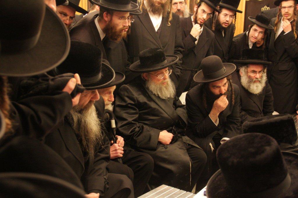 צפו בגלריה: אלפים נוהרים לנחם בחצר נדבורנה