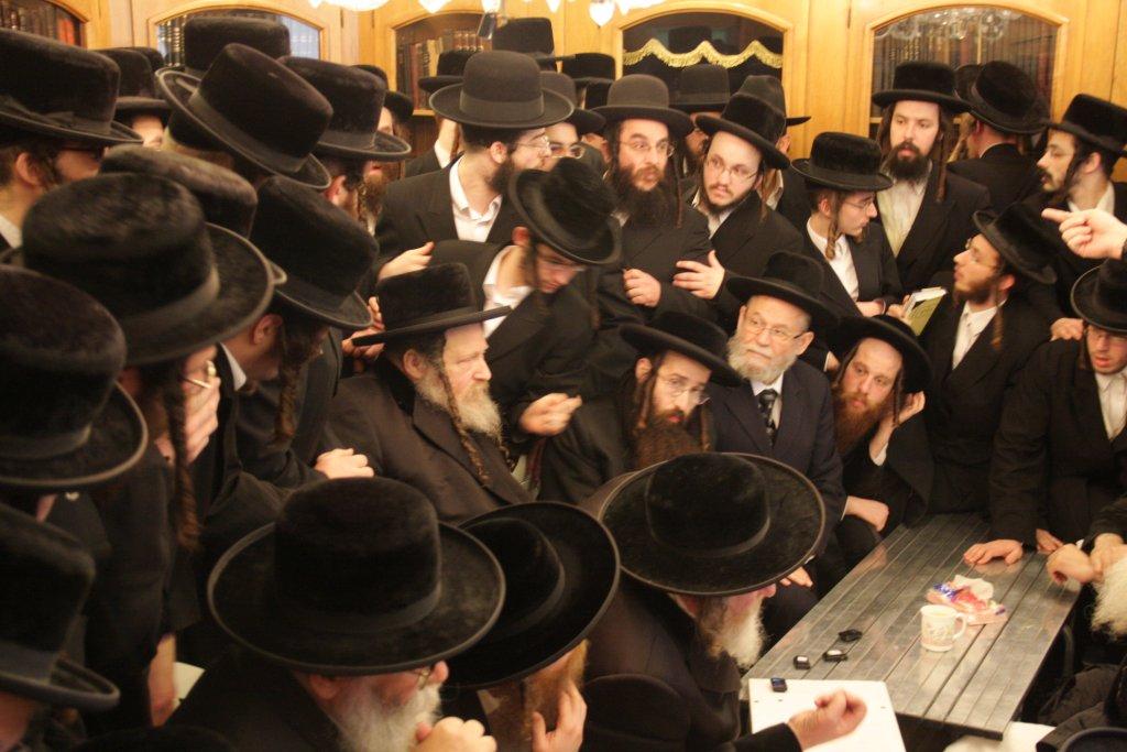 צפו בגלריה: אלפים נוהרים לנחם בחצר נדבורנה