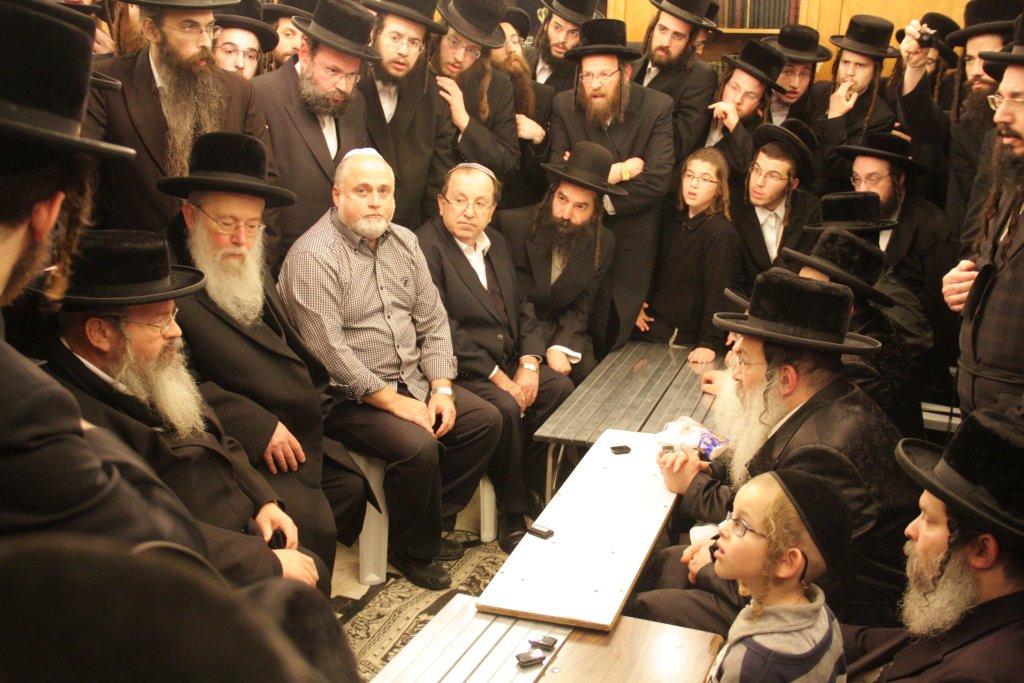 צפו בגלריה: אלפים נוהרים לנחם בחצר נדבורנה