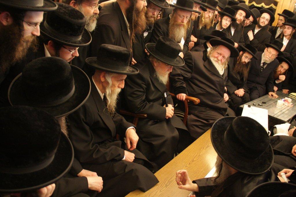 צפו בגלריה: אלפים נוהרים לנחם בחצר נדבורנה