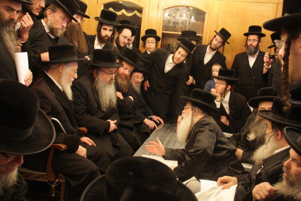 צפו בגלריה: אלפים נוהרים לנחם בחצר נדבורנה