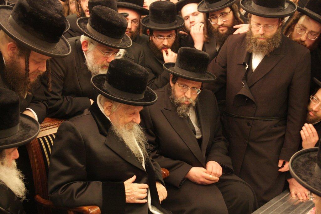 צפו בגלריה: אלפים נוהרים לנחם בחצר נדבורנה