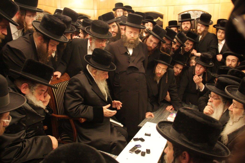 צפו בגלריה: אלפים נוהרים לנחם בחצר נדבורנה