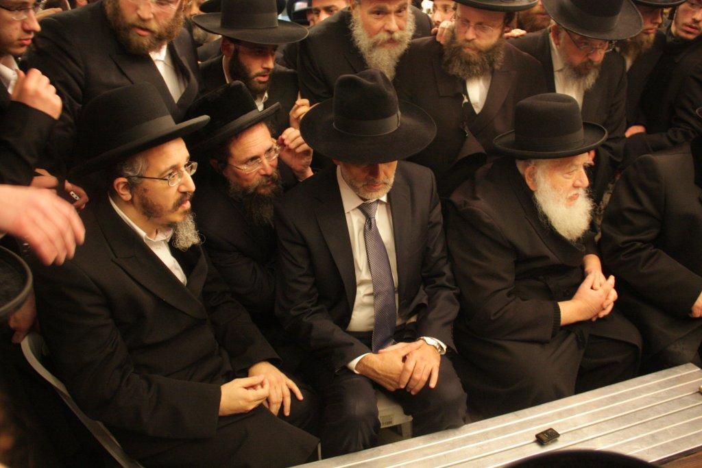 צפו בגלריה: אלפים נוהרים לנחם בחצר נדבורנה