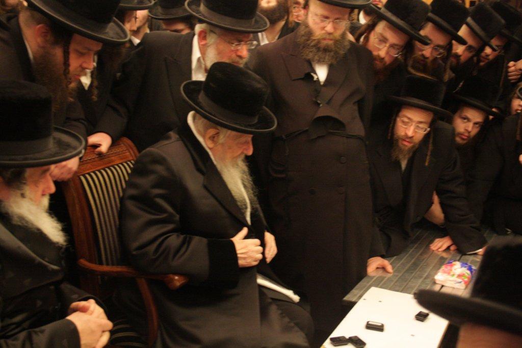 צפו בגלריה: אלפים נוהרים לנחם בחצר נדבורנה