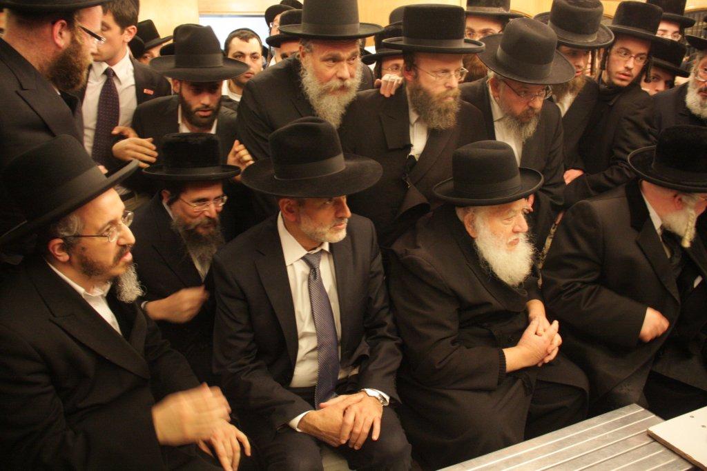 צפו בגלריה: אלפים נוהרים לנחם בחצר נדבורנה