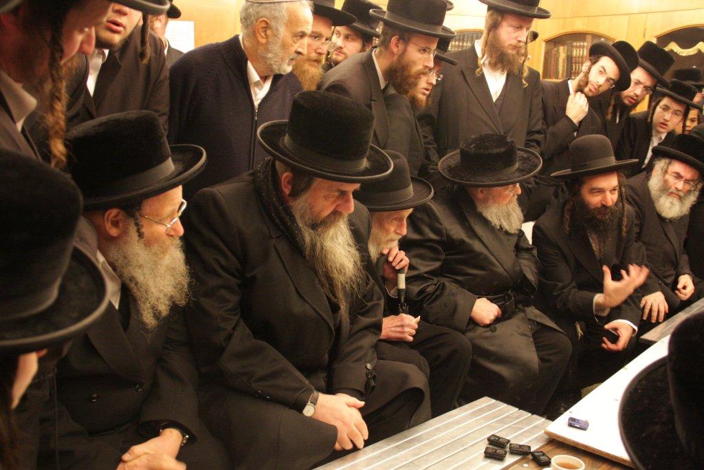 צפו בגלריה: אלפים נוהרים לנחם בחצר נדבורנה