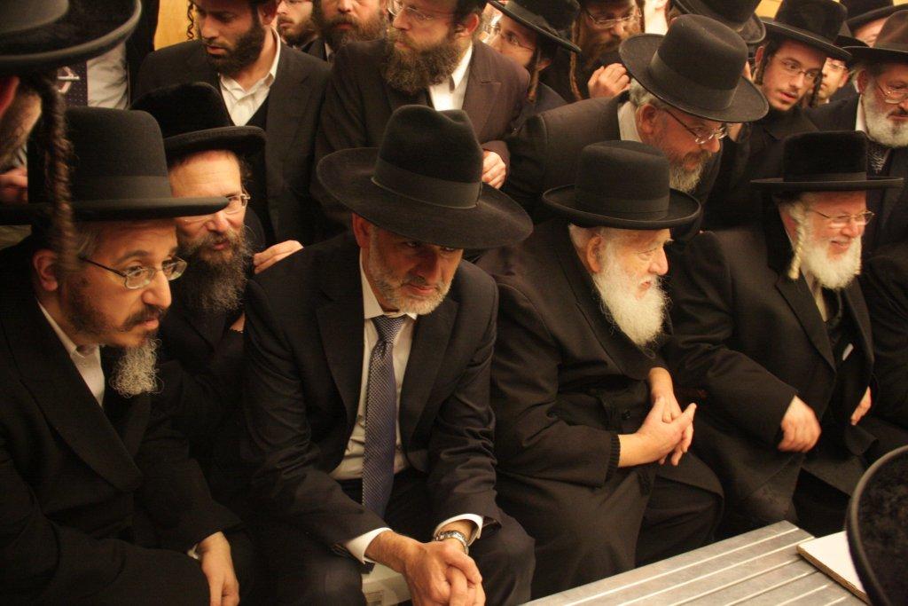 צפו בגלריה: אלפים נוהרים לנחם בחצר נדבורנה