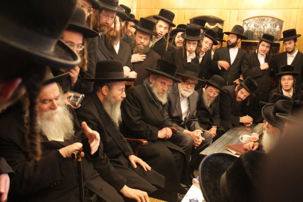 צפו בגלריה: אלפים נוהרים לנחם בחצר נדבורנה