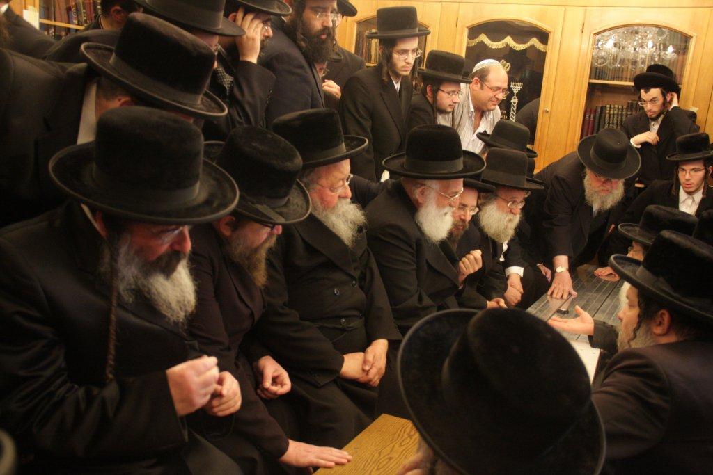 צפו בגלריה: אלפים נוהרים לנחם בחצר נדבורנה