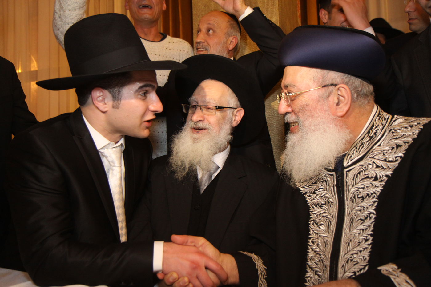 החתן, עם אביו הגר"י יוסף והגר"ש עמאר