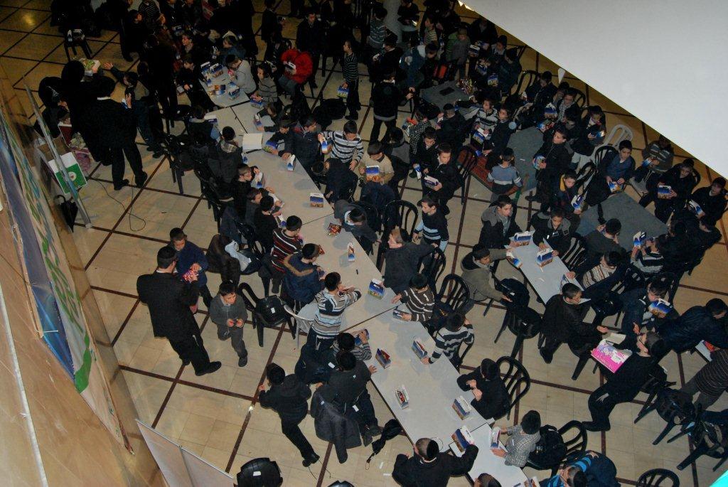 ילדי מודיעין עלית הכינו משלוחי מנות מפוארים שחולקו לילדים מאושפזים