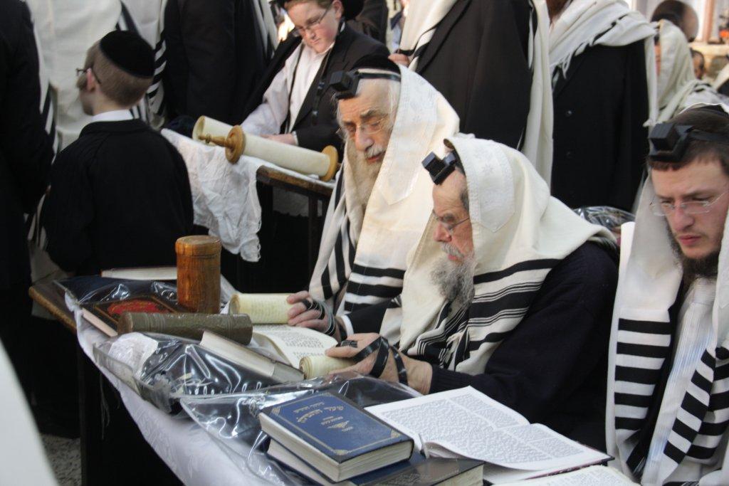 לאחר קריאת המגילה: ברית לנין גדולי ישראל