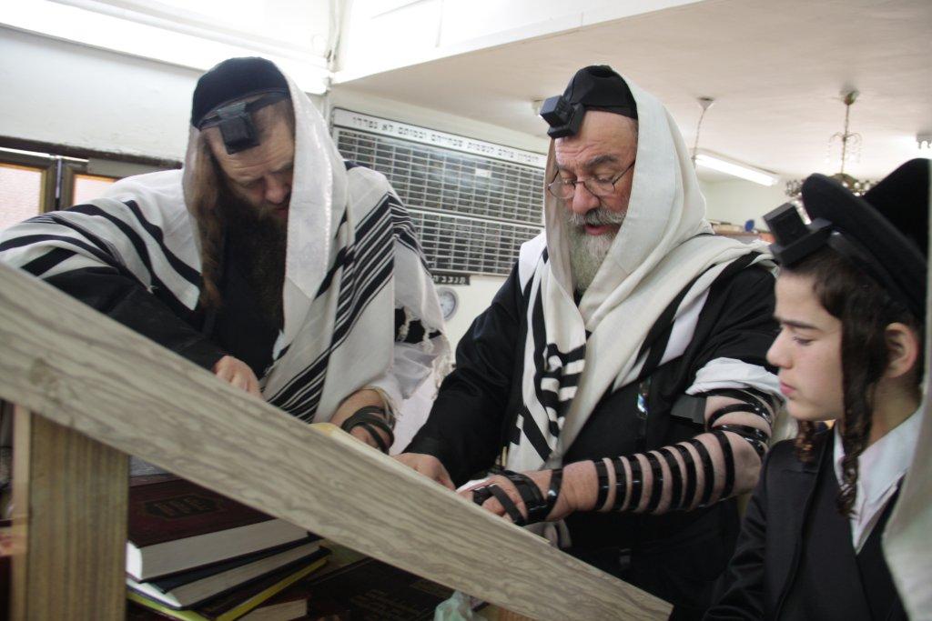 "יְמֵי מִשְׁתֶּה וְשִׂמְחָה": פורים בחצרות החסידים בבני-ברק