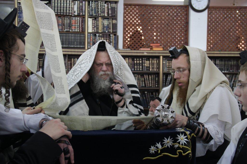 "יְמֵי מִשְׁתֶּה וְשִׂמְחָה": פורים בחצרות החסידים בבני-ברק