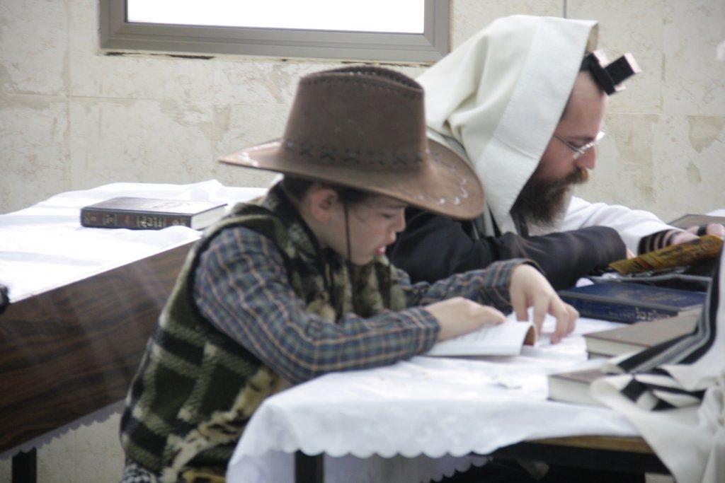 "יְמֵי מִשְׁתֶּה וְשִׂמְחָה": פורים בחצרות החסידים בבני-ברק