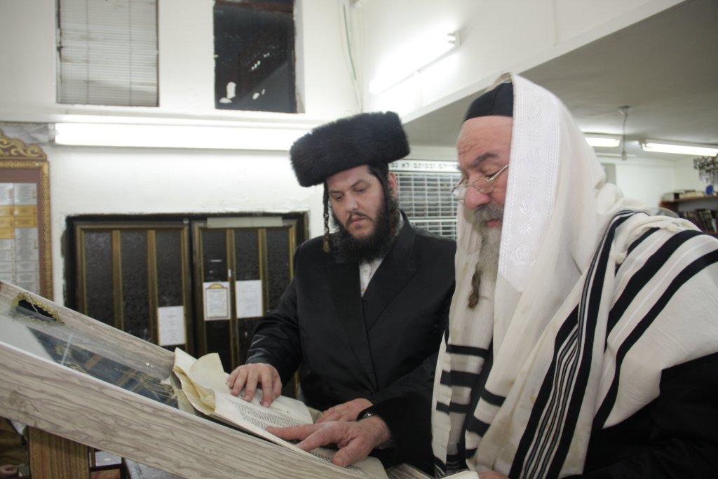 "יְמֵי מִשְׁתֶּה וְשִׂמְחָה": פורים בחצרות החסידים בבני-ברק