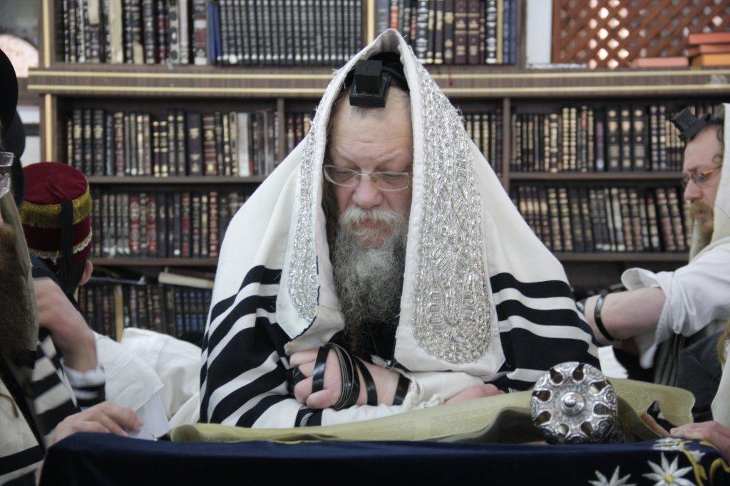 "יְמֵי מִשְׁתֶּה וְשִׂמְחָה": פורים בחצרות החסידים בבני-ברק