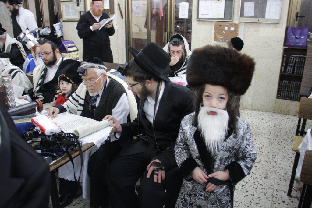 "יְמֵי מִשְׁתֶּה וְשִׂמְחָה": פורים בחצרות החסידים בבני-ברק