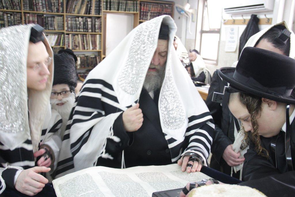 "יְמֵי מִשְׁתֶּה וְשִׂמְחָה": פורים בחצרות החסידים בבני-ברק