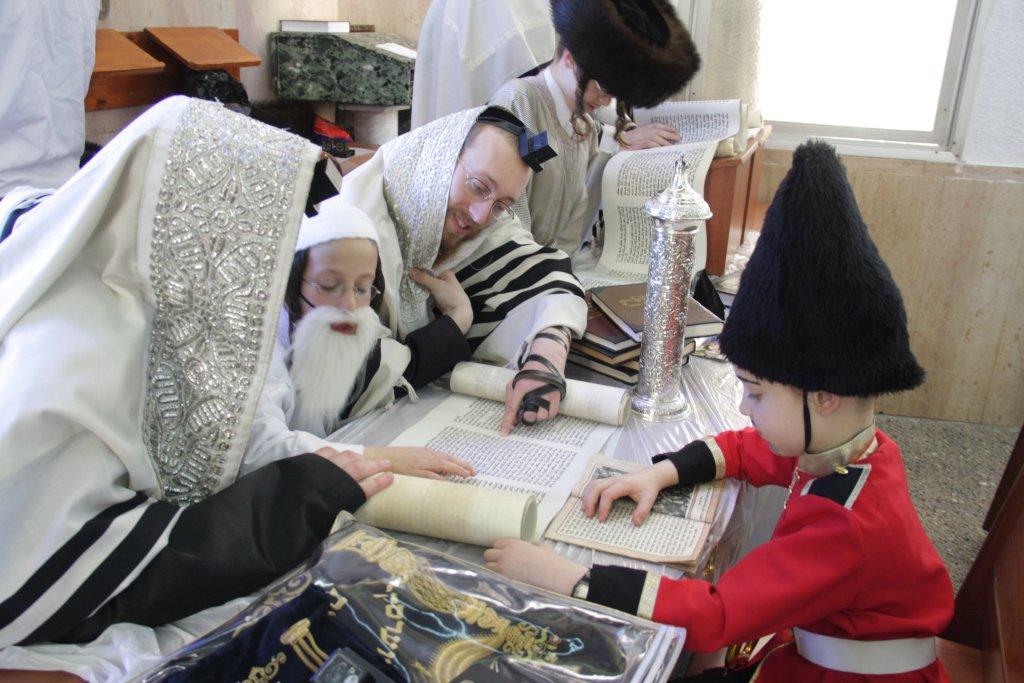 "יְמֵי מִשְׁתֶּה וְשִׂמְחָה": פורים בחצרות החסידים בבני-ברק