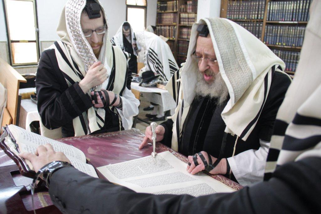 "יְמֵי מִשְׁתֶּה וְשִׂמְחָה": פורים בחצרות החסידים בבני-ברק