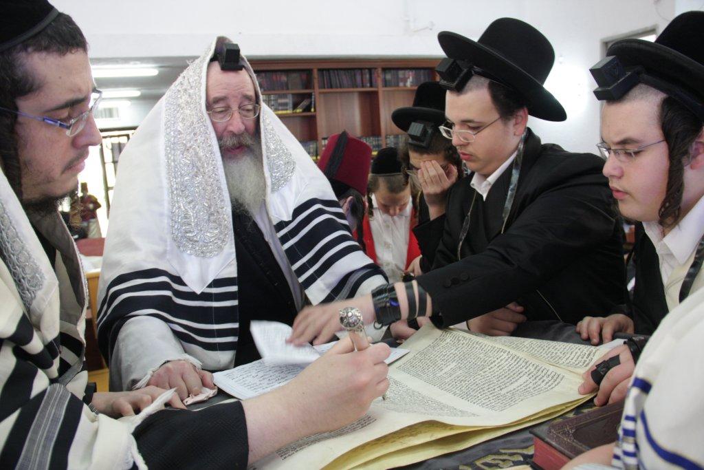 "יְמֵי מִשְׁתֶּה וְשִׂמְחָה": פורים בחצרות החסידים בבני-ברק