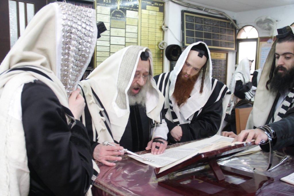 "יְמֵי מִשְׁתֶּה וְשִׂמְחָה": פורים בחצרות החסידים בבני-ברק