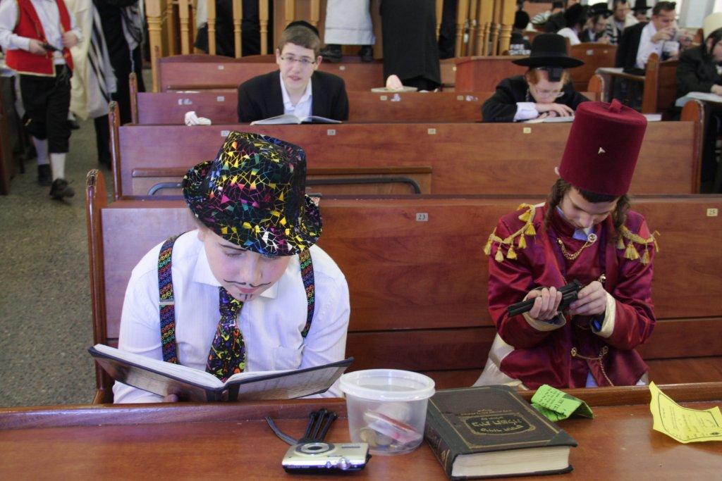 "יְמֵי מִשְׁתֶּה וְשִׂמְחָה": פורים בחצרות החסידים בבני-ברק