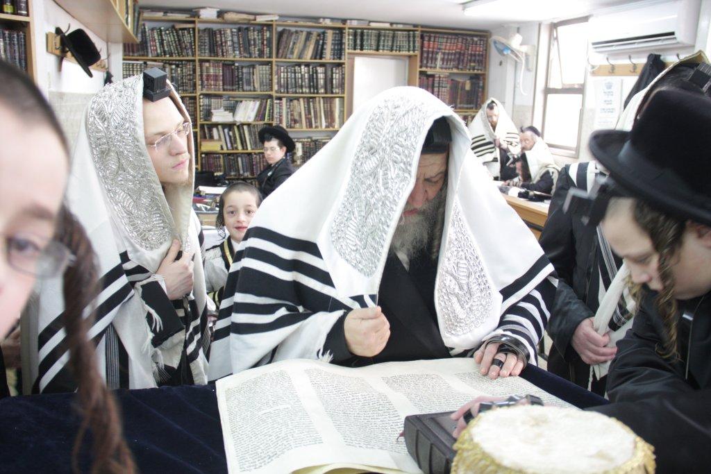 "יְמֵי מִשְׁתֶּה וְשִׂמְחָה": פורים בחצרות החסידים בבני-ברק