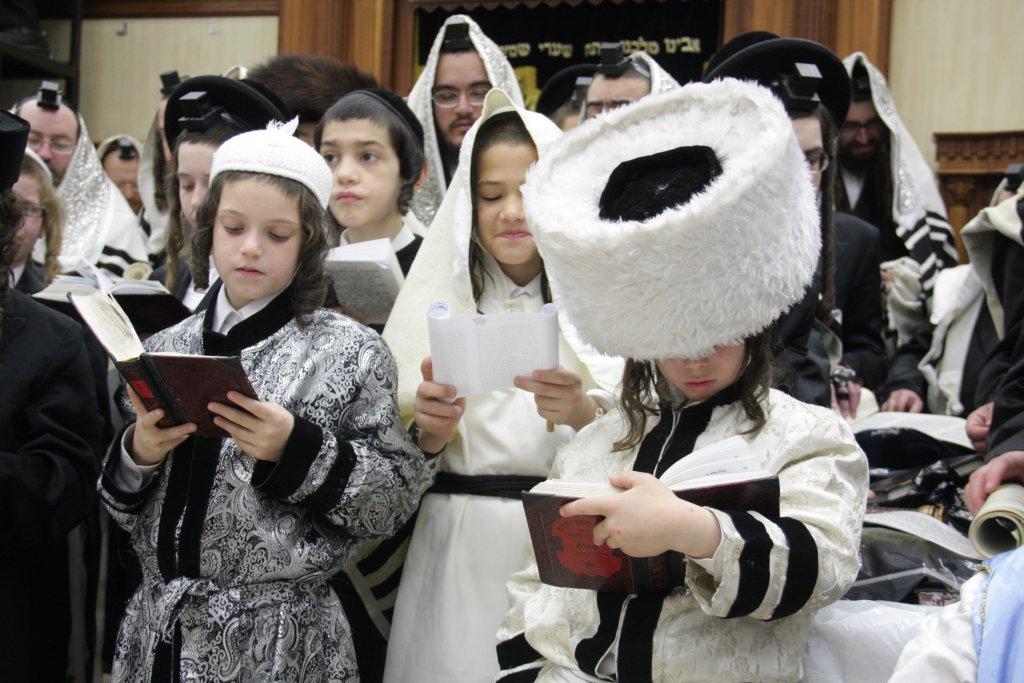 "יְמֵי מִשְׁתֶּה וְשִׂמְחָה": פורים בחצרות החסידים בבני-ברק