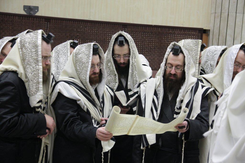 "יְמֵי מִשְׁתֶּה וְשִׂמְחָה": פורים בחצרות החסידים בבני-ברק