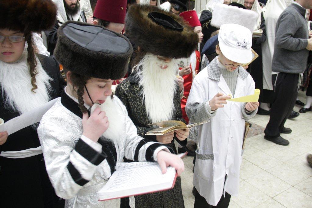"יְמֵי מִשְׁתֶּה וְשִׂמְחָה": פורים בחצרות החסידים בבני-ברק