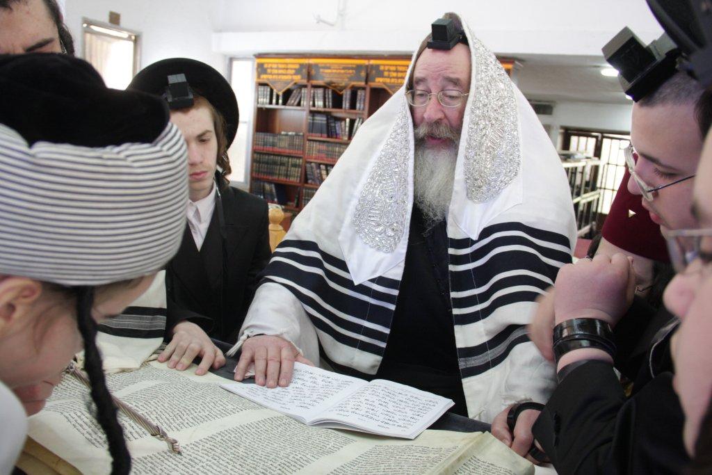 "יְמֵי מִשְׁתֶּה וְשִׂמְחָה": פורים בחצרות החסידים בבני-ברק