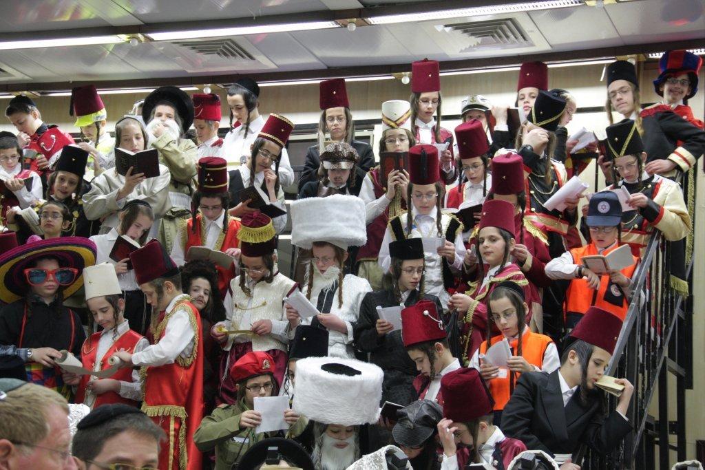 "יְמֵי מִשְׁתֶּה וְשִׂמְחָה": פורים בחצרות החסידים בבני-ברק