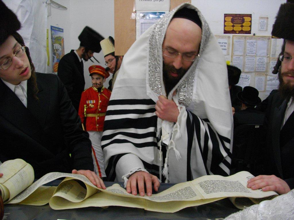 "יְמֵי מִשְׁתֶּה וְשִׂמְחָה": פורים בחצרות החסידים בבני-ברק