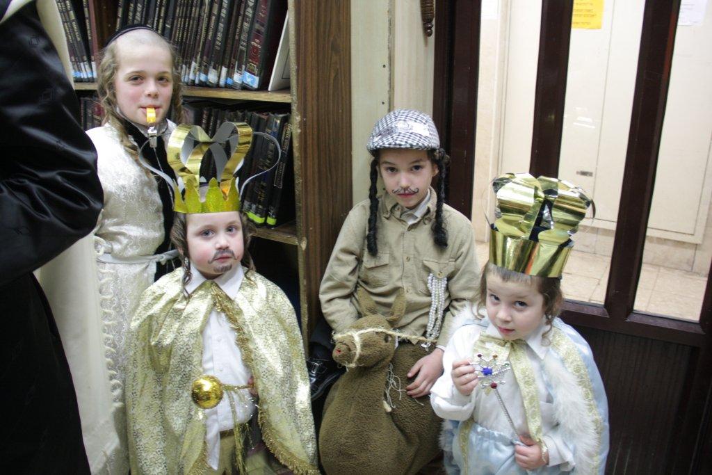 "יְמֵי מִשְׁתֶּה וְשִׂמְחָה": פורים בחצרות החסידים בבני-ברק