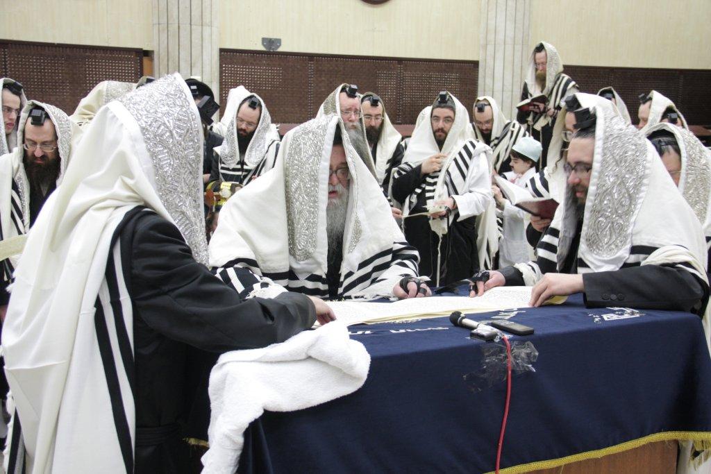 "יְמֵי מִשְׁתֶּה וְשִׂמְחָה": פורים בחצרות החסידים בבני-ברק