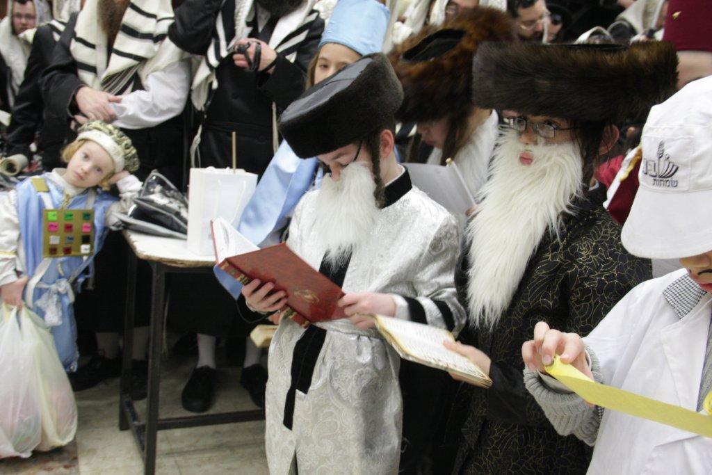 "יְמֵי מִשְׁתֶּה וְשִׂמְחָה": פורים בחצרות החסידים בבני-ברק