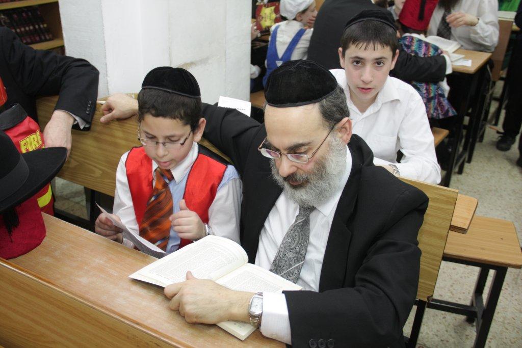 בעיצומו של פורים: אבות ובנים מתעמקים בלימוד בבני-ברק