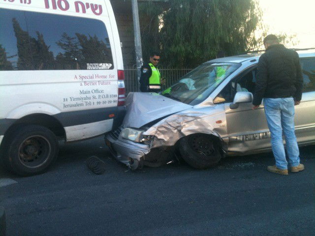 ירושלים: רכב איבד שליטה והתנגש ברכב הסעות