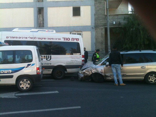 ירושלים: רכב איבד שליטה והתנגש ברכב הסעות