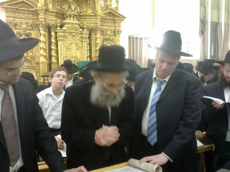 פורים בפוניבז': רב בישיבה התכבד בסיגר