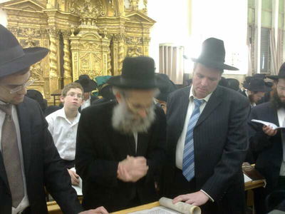 פורים בפוניבז': רב בישיבה התכבד בסיגר